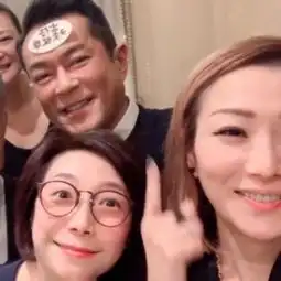 郑秀文杜琪峰为古天乐补过生日,古仔微醺额头贴巧克力笑得好开心
