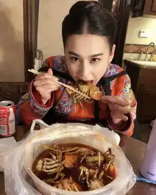 黄圣依大吃香辣蟹辣成表情包,老公视角下毫无偶像包袱
