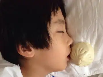 吴镇宇恶搞儿子费曼赖床照
