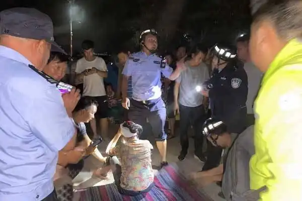 漾濞6.4级地震大理公安民警全力抗震救灾
