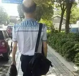 妹子,女汉子也不能这么霸气啊,大街上你俩还是注意点形象吧
