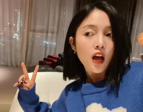 杨幂好惨当初和辱华品牌霸气解约,现在反倒被吴宣仪接盘了