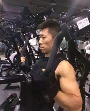 张一山只是秀了一下腹肌,妹子们就不淡定了...
