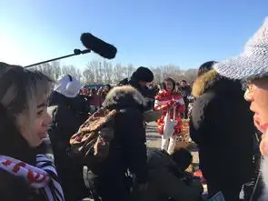 组图秦岚回沈阳老家红色棉袄年味足搭档林依轮赶集开心露笑
