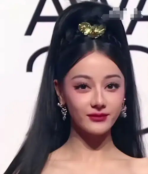 elle红毯热巴造型大胆,刘诗诗温柔,周冬雨又美又怪
