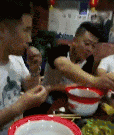 搞笑gif图这家店的特色让我很是服气
