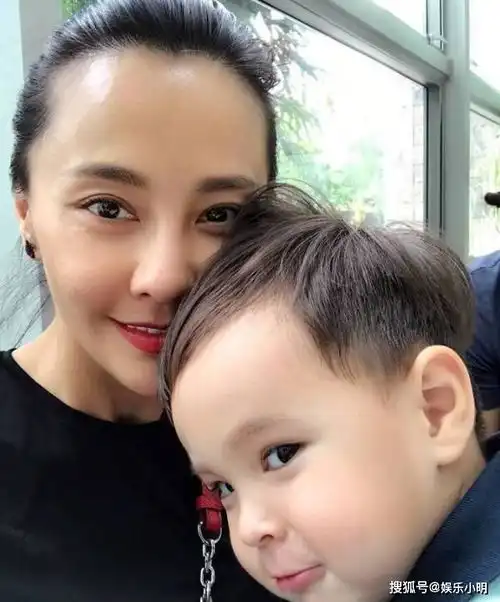 马雅舒儿子开学了,马雅舒兴奋晒照,照片里一对儿女越来越好看了
