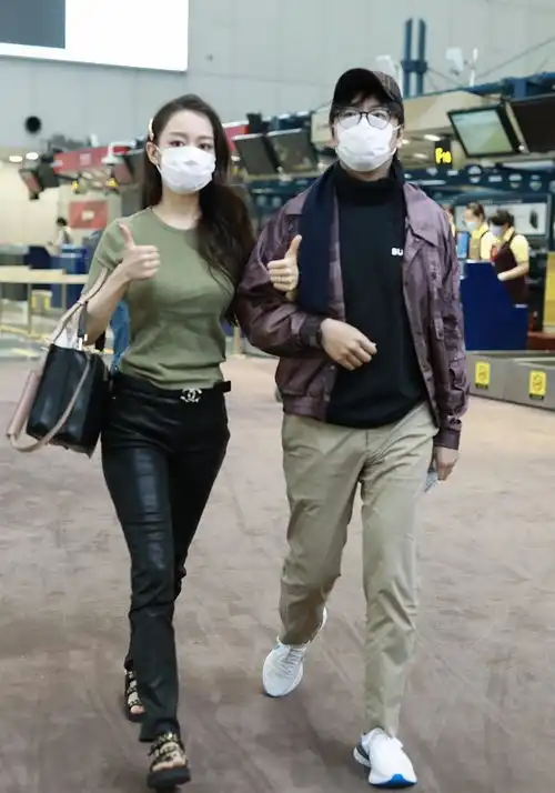 吉娜穿紧身t恤秀蚂蚁腰大长腿,与朗朗挽手恩爱十足
