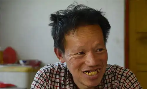 搞笑gif趣图坐妹子对面,真的是没心情吃饭了
