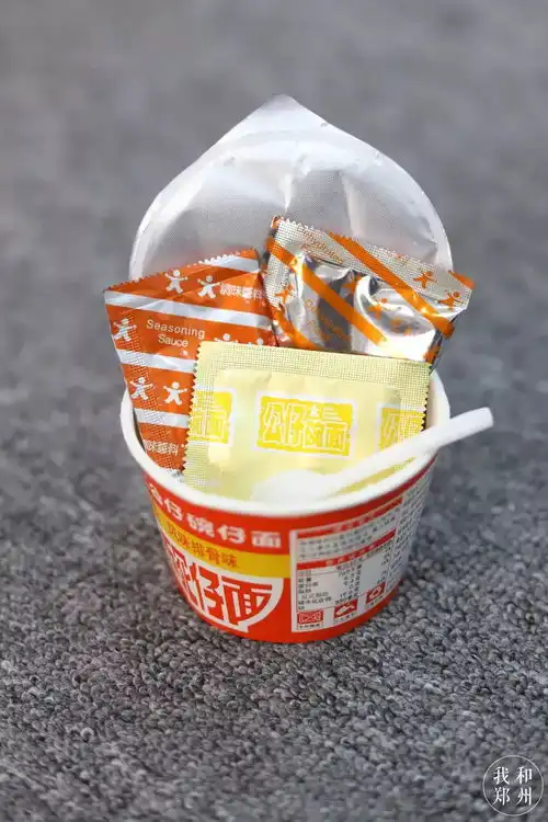 为了给方便面庆生,我们把郑州的网红杯面吃了个遍
