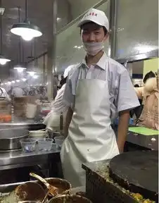 煎饼小哥取下口罩颜值幻灭网友怒晒真正帅哥