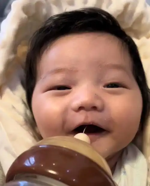 太搞笑了,厌奶期的婴儿让家长们头痛,但抗拒的样子又觉得好搞笑
