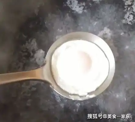 想要水煮荷包蛋不散没白沫下锅前多加一步,就能嫩滑完整不粘锅
