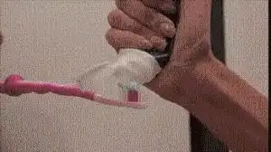 搞笑gif.生物闹钟,可以说起床很准时了