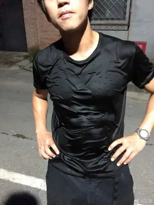 娘娘孙俪不在,邓超大玩湿身诱惑,自恋狂晒大肌肌网友纷纷评论

