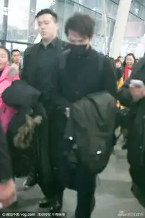 组图钟汉良戴口罩现身机场保镖护送疾步离开
