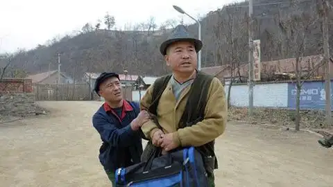 乡村爱情搞笑吧谢广坤被众人戏耍又被老婆用开水烫头看得我笑喷了
