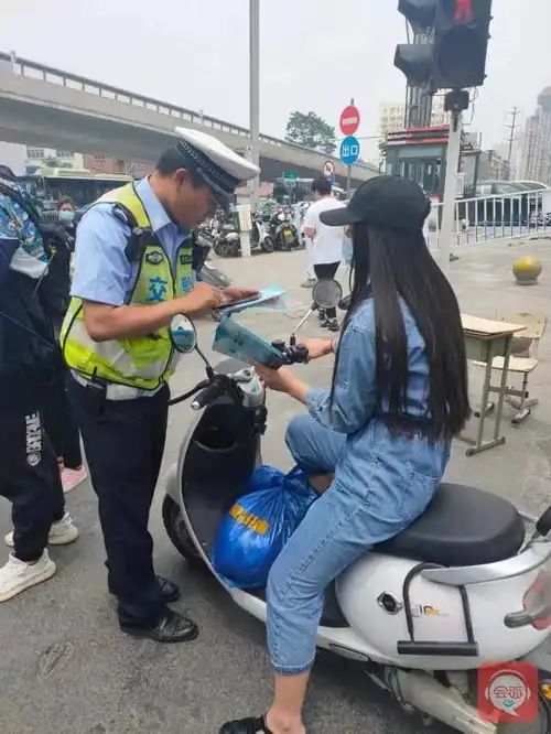 郑州在线新闻郑州交警开展一盔一带安全守护行动
