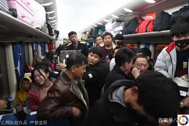 女孩回家过年,进站后手机没了急得想哭,春运路上要小心口袋
