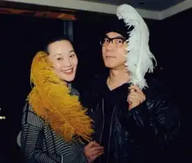 林依轮为妻子西华庆生妻美子帅夫妻甜蜜拥吻
