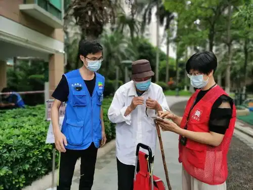 我为群众办实事兴塘社区为小区妇幼老弱居民提供上门核酸检测服务
