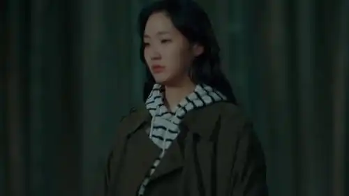 美女询问帅气陛下名字,不料帅哥回答太搞笑,美女是我不配