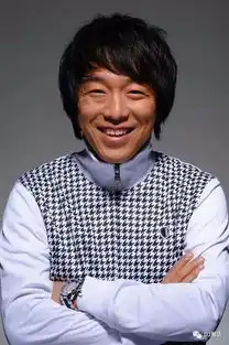 两人同演生存之民工,黄渤如今成影帝,而帅气的他与大牌女星谈姐弟恋
