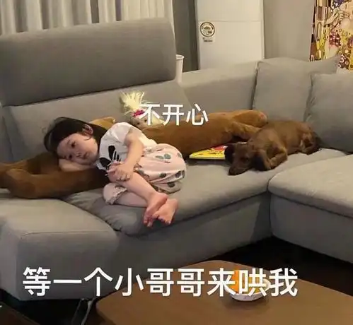 幽默笑话儿子哭着闹着要我配合他演电视,他扮警察我扮小偷
