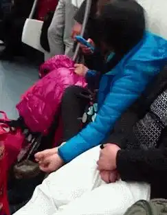 搞笑gif这么可爱的妹子,你们敢娶回家吗
