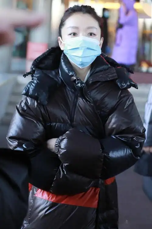 周冬雨裹羽绒服亮相春晚联排戴大口罩更显小脸精致
