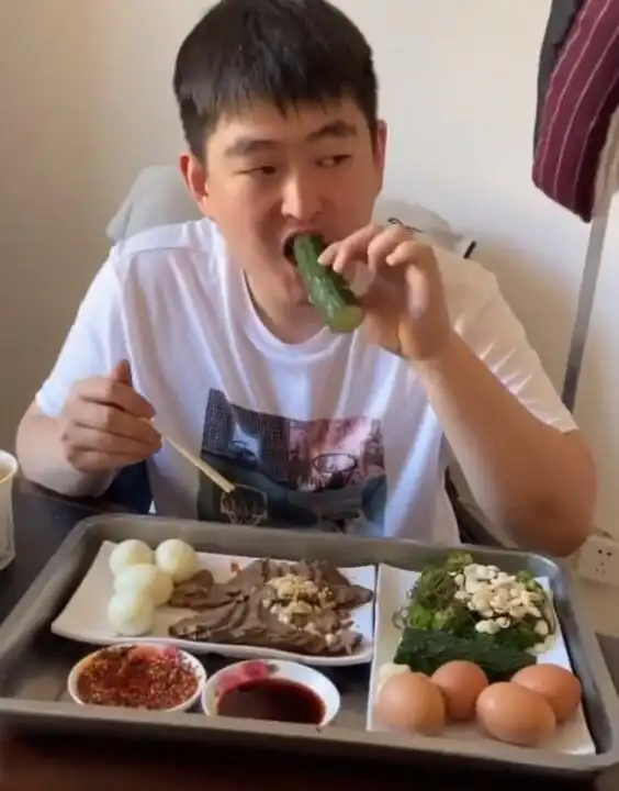 赵本山在家吃白菜炖豆腐,儿子赵一楠却在减肥中心大吃大喝
