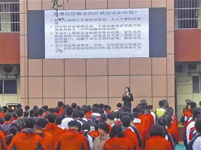 让每一朵小花都在法治关爱中绽放
