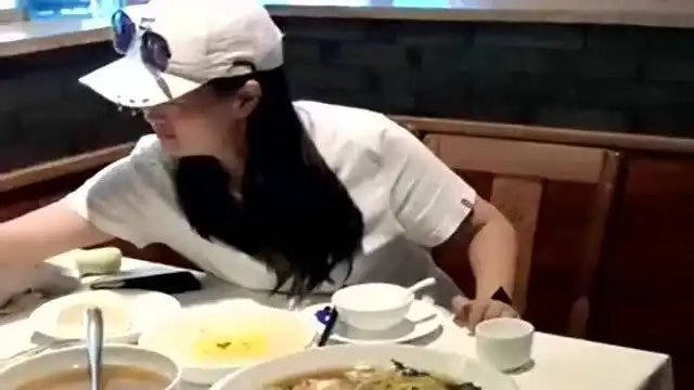 餐厅里看到的,这孩子怕是充话费送的吧,真是太搞笑了
