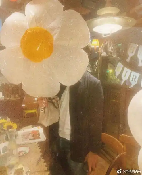 组图小水为小九亲手做蛋糕庆生二人甜蜜对视开心合影
