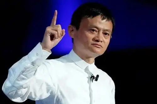 马云回国后现身云谷学校,两鬓斑白显沧桑用苹果手机引发网友热议
