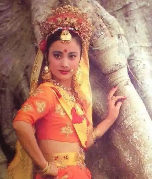 曾经是玉兔精的她,嫁给外国富豪惨遭家暴,57岁带儿子回国复出
