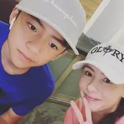 张柏芝晒与儿子同框,感慨lucas高过自己,小q跳街舞好帅气