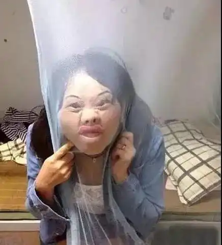 搞笑gif段子妹子就是这样子变成猪的
