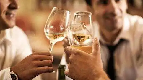 21岁大小伙子拼酒,一死一失明医生告诫喝酒千万别逞能