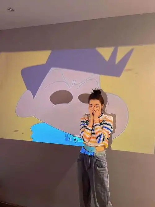 迪丽热巴发露腰对镜拍我就不困了,这人鱼线是我配看的吗
