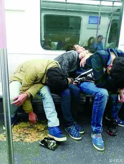 武汉4名少年醉酒上地铁吐满地秽物后倒头大睡
