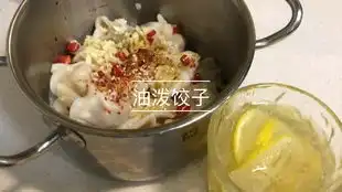 陕西美食,铜川耀州油泼小饺子勺子吃饺子更过瘾
