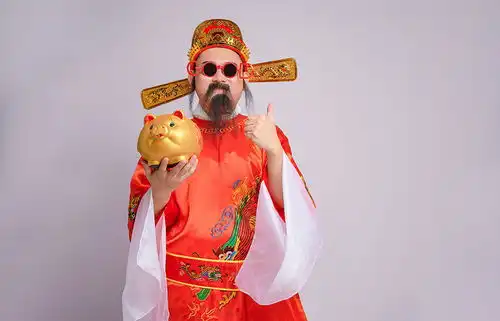 喜庆财神爷拿金猪戴墨镜点赞人物摄影图片st摄影
