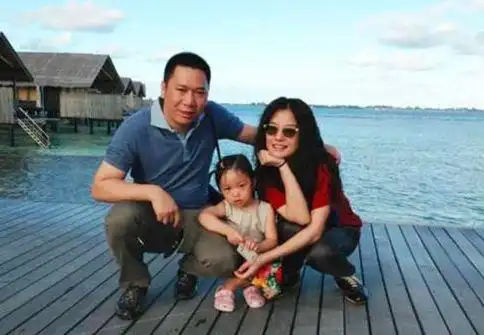 赵薇深夜与异性单独喝酒两人亲密依偎引猜疑,网友真离婚了

