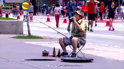 国外爆笑恶搞,奇葩老头在下水道里钓鱼,路人看懵了
