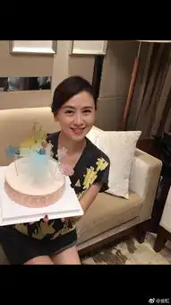翁虹过49岁生日满脸幸福对镜甜笑揭冻龄秘诀
