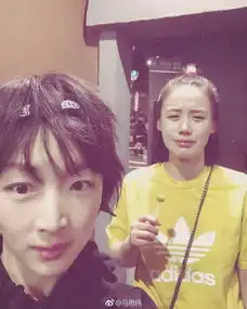 马思纯周冬雨玩密室逃脱吓得摔倒合照表情超委屈
