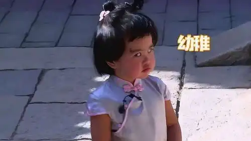 包文婧搞怪拍丑照,饺子翻白眼鄙视,包贝尔跟谁学的表情
