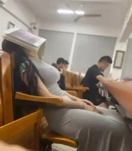 搞笑图片喂,老师来了
