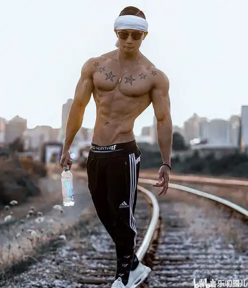 痞帅的健身男有多面人生,八块腹肌如冰块盒,人鱼线性感立体
